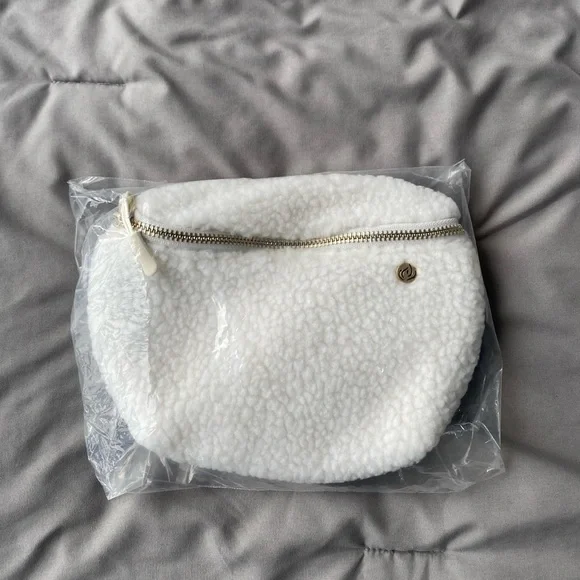 Apana Studio to Street Cozy Sherpa Belt Bag - Picture 4 of 4